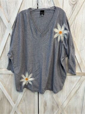 Aaeda Gray V-Neck Daisy-Accent Pullover Sweater